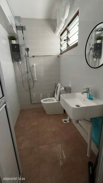 417 Choa Chu Kang Avenue 4, 417 Choa Chu Kang Avenue 4, Room Rental, 180 sqft, HDB Flat For Rent, by Teddy Loh, 500146550 - Bathroom - PropertyGuru.com.sg
