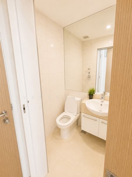 The Central, 6 Eu Tong Sen Street, 635 sqft, Office For Rent, by Vanessa Sim, 500146559 - Bathroom - CommercialGuru.com.sg