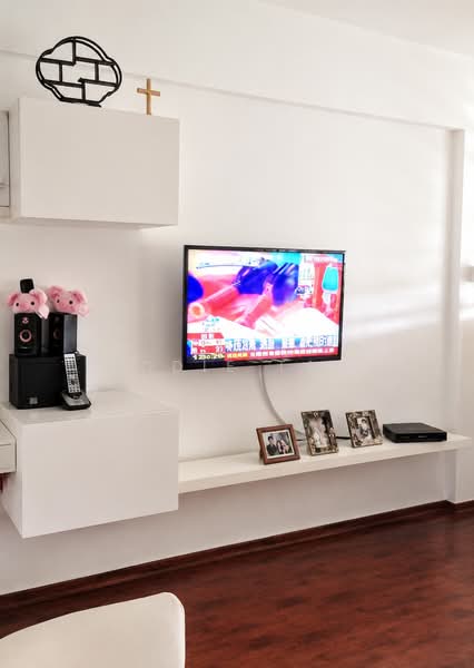 301 Ubi Avenue 1, 301 Ubi Avenue 1, 2 Bedrooms, 678 sqft, HDB Flat For Sale, by Eddie Tan, 500146560 - Living Room - PropertyGuru.com.sg