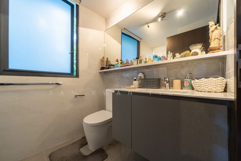 The Brownstone, 160 Canberra Drive, 4 Bedrooms, 1,109 sqft, Executive Condominium For Sale, by Tan Kwan Yick, 500146587 - Bathroom - PropertyGuru.com.sg