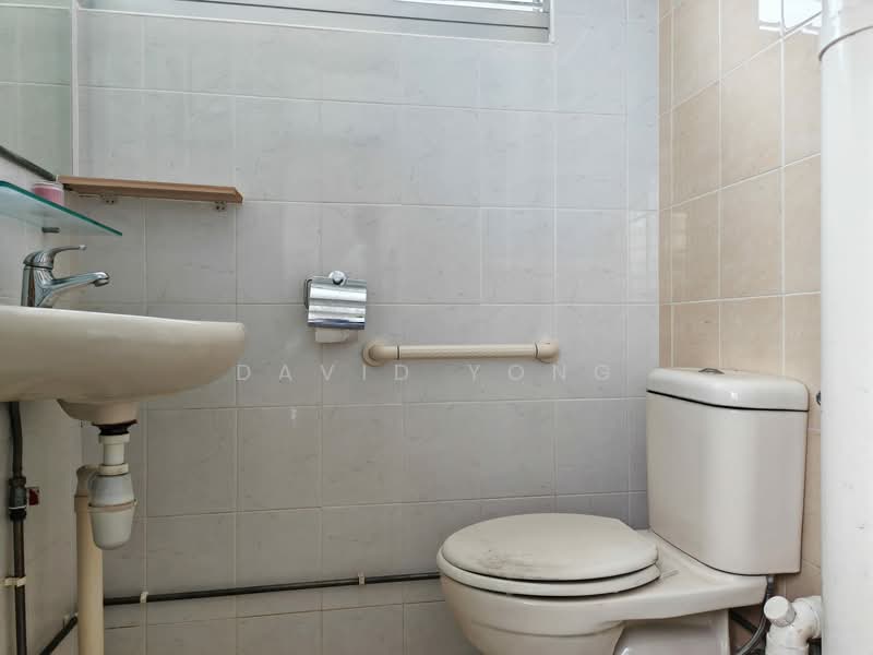 130 Bedok North Street 2, 130 Bedok North Street 2, 3 Bedrooms, 990 sqft, HDB Flat For Sale, by David Yong, 500146656 - Bathroom - PropertyGuru.com.sg