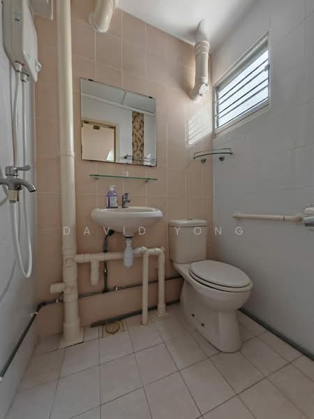 130 Bedok North Street 2, 130 Bedok North Street 2, 3 Bedrooms, 990 sqft, HDB Flat For Sale, by David Yong, 500146656 - Bathroom - PropertyGuru.com.sg