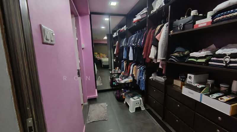 548 Serangoon North Avenue 3, 548 Serangoon North Avenue 3, 2 Bedrooms, 1,291 sqft, HDB Flat For Sale, by Ronald Ong, 500146670 - Walk in wardrobe - PropertyGuru.com.sg
