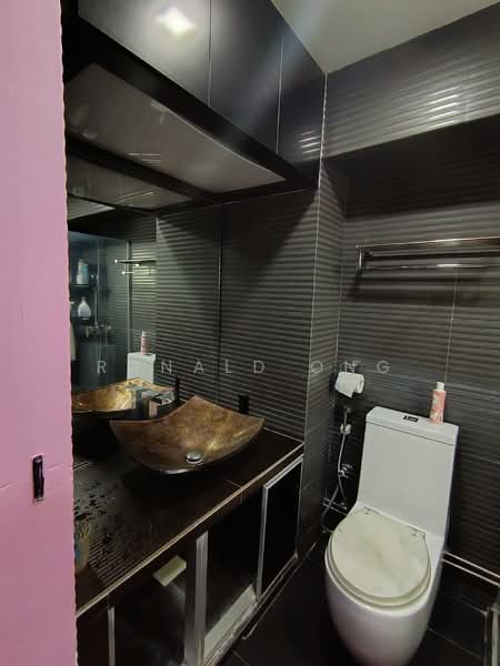 548 Serangoon North Avenue 3, 548 Serangoon North Avenue 3, 2 Bedrooms, 1,291 sqft, HDB Flat For Sale, by Ronald Ong, 500146670 - Bathroom - PropertyGuru.com.sg