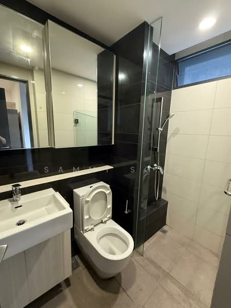 Gem Residences, 1 Lorong 5 Toa Payoh, 5 Bedrooms, 1,313 sqft, Condominium For Sale, by Sammy Song, 500146847 - Bathroom - PropertyGuru.com.sg