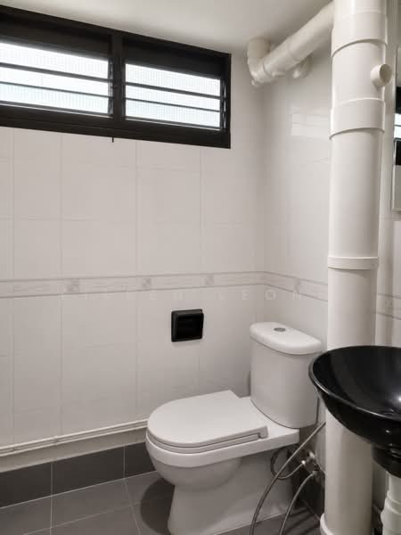 207 Ang Mo Kio Avenue 1, 207 Ang Mo Kio Avenue 1, 3 Bedrooms, 1,044 sqft, HDB Flat For Sale, by Eileen Leong, 500146850 - Bathroom - PropertyGuru.com.sg