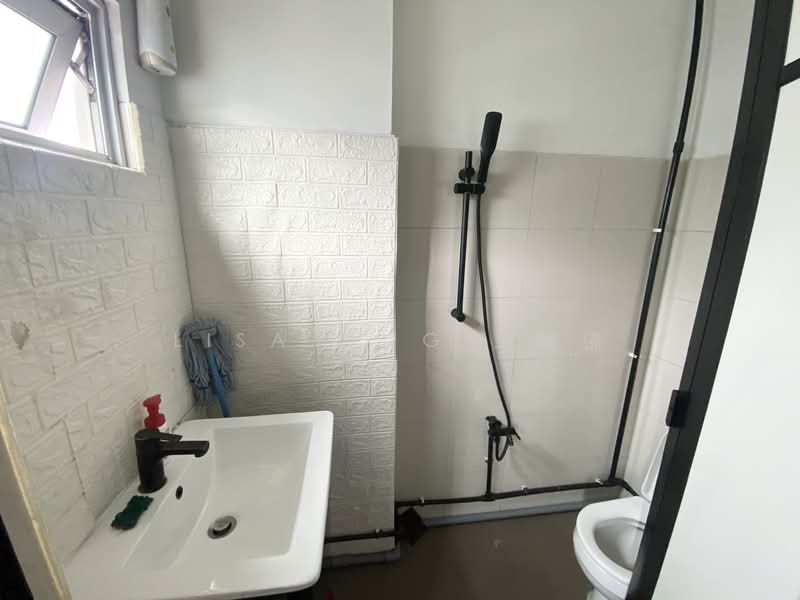 Pioneer Point, 5 Soon Lee Street, 958 sqft, Factory / Workshop (B2) For Sale, by Lisa Ong 王镁侥, 500146858 - Bathroom - CommercialGuru.com.sg