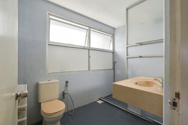 Cheap, Freehold Huge Single Floor-Plate 3br @ Mandalay Rd, , 3 Bedrooms, 2,497 sqft, Condominium For Sale, by Kevin Aw 胡锦胜, 500146933 - Bathroom - PropertyGuru.com.sg