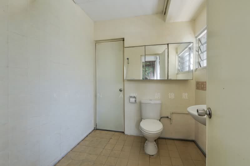 Cheap, Freehold Huge Single Floor-Plate 3br @ Mandalay Rd, , 3 Bedrooms, 2,497 sqft, Condominium For Sale, by Kevin Aw 胡锦胜, 500146933 - Bathroom - PropertyGuru.com.sg
