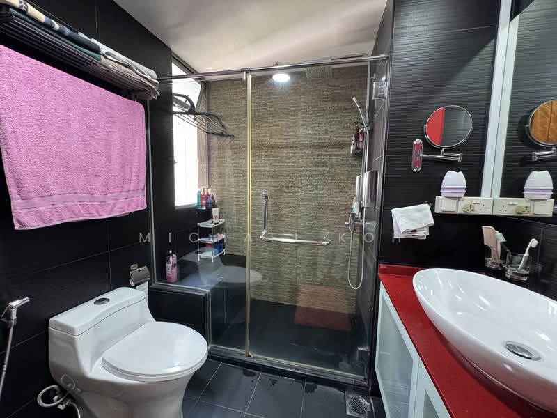 The Florida, 76 Hougang Avenue 7, 3 Bedrooms, 1,300 sqft, Condominium For Rent, by Michael Koh, 500146977 - Bathroom - PropertyGuru.com.sg
