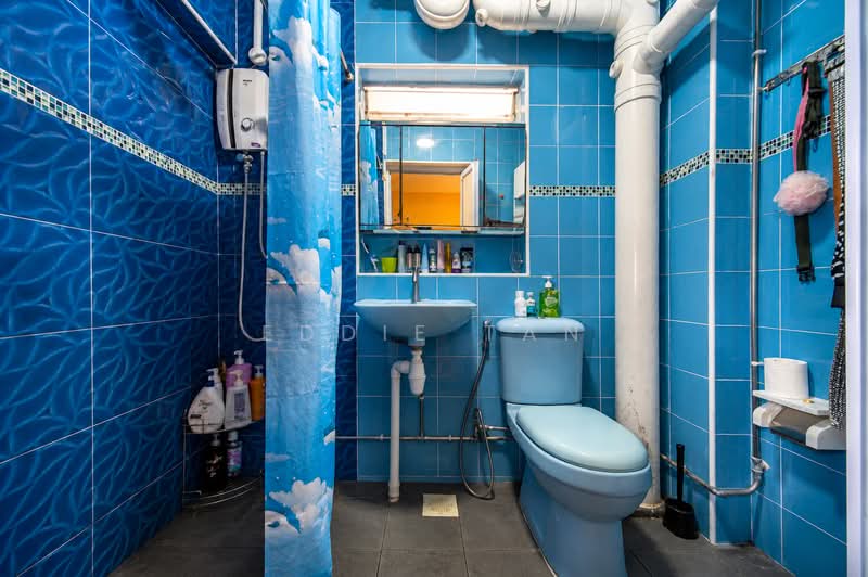 387 Tampines Street 32, 387 Tampines Street 32, 4 Bedrooms, 1,356 sqft, HDB Flat For Sale, by Eddie Tan, 500146984 - Bathroom - PropertyGuru.com.sg