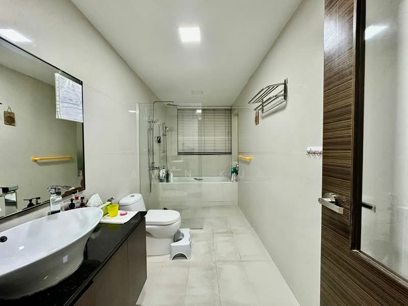 Bartley Villas, How Sun Walk, 5 Bedrooms, 3,350 sqft, Terraced House For Sale, by Kavin Kuah, 500147023 - Bathroom - PropertyGuru.com.sg