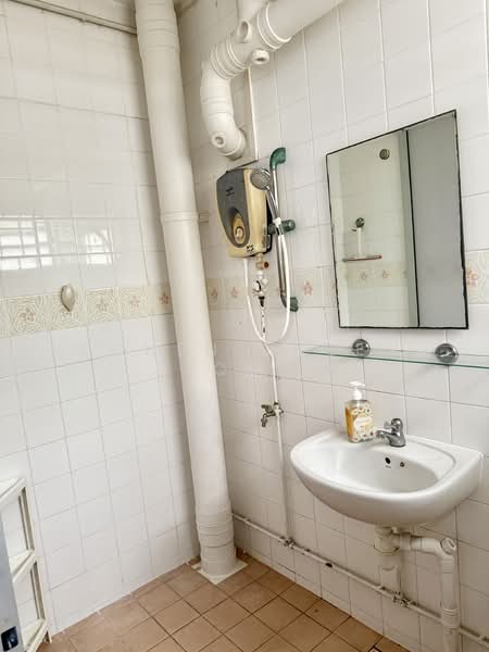 358 Tampines Street 33, 358 Tampines Street 33, 3 Bedrooms, 1,152 sqft, HDB Flat For Rent, by Chen Kwee Fong, 500147025 - Common Bathroom - PropertyGuru.com.sg