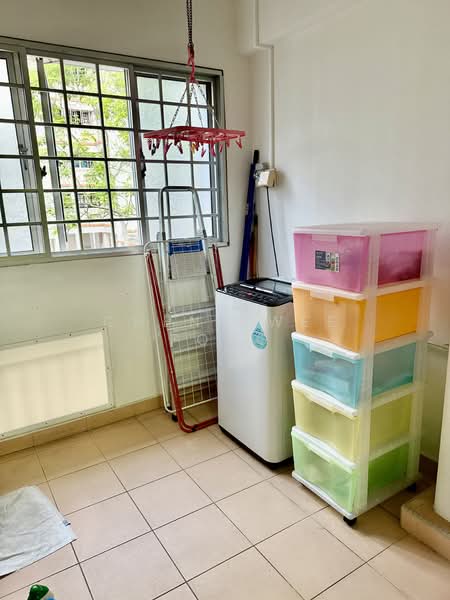 358 Tampines Street 33, 358 Tampines Street 33, 3 Bedrooms, 1,152 sqft, HDB Flat For Rent, by Chen Kwee Fong, 500147025 - Laundry yard & washer - PropertyGuru.com.sg