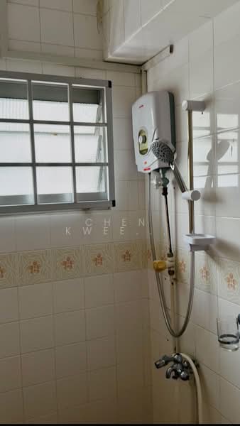 358 Tampines Street 33, 358 Tampines Street 33, 3 Bedrooms, 1,152 sqft, HDB Flat For Rent, by Chen Kwee Fong, 500147025 - Master’s attached Bathroom - PropertyGuru.com.sg