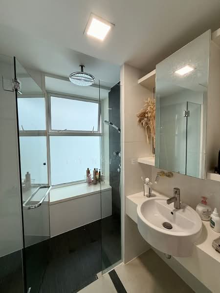 Parc Emily, 5 Mount Emily Road, 2 Bedrooms, 1,001 sqft, Condominium For Sale, by Lynn Er, 500147042 - Bathroom - PropertyGuru.com.sg
