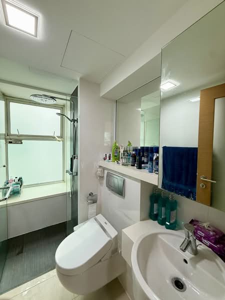 Parc Emily, 5 Mount Emily Road, 2 Bedrooms, 1,001 sqft, Condominium For Sale, by Lynn Er, 500147042 - Bathroom - PropertyGuru.com.sg