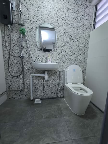 283 Bukit Batok East Avenue 3, 283 Bukit Batok East Avenue 3, 2 Bedrooms, 689 sqft, HDB Flat For Sale, by Uthirapathi Sowmya (Sowmya), 500147059 - Bathroom - PropertyGuru.com.sg