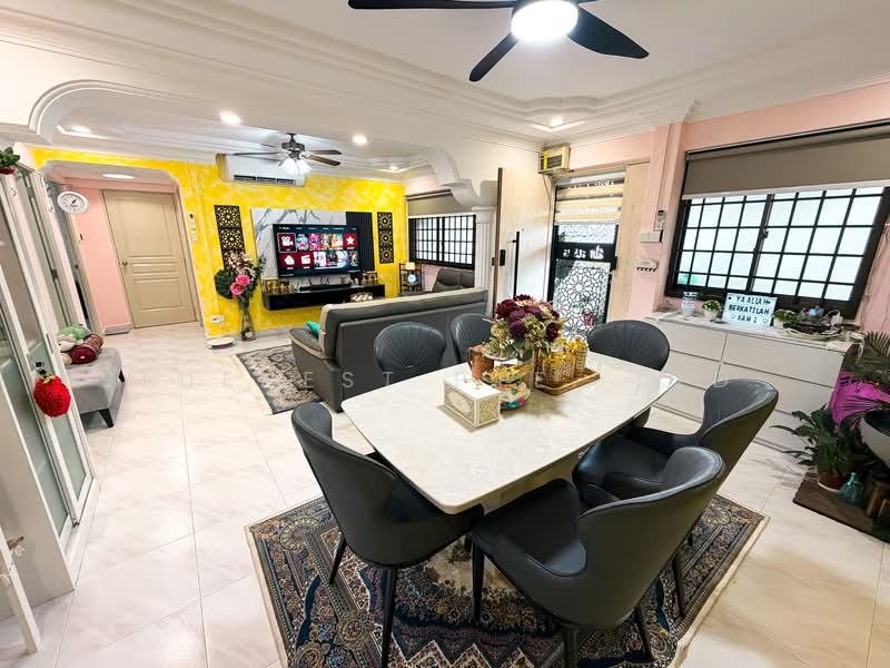 150 Jalan Teck Whye, 150 Jalan Teck Whye, 3 Bedrooms, 1,076 sqft, HDB Flat For Sale, by KENNETH CHUA, 500147079 - Living Room - PropertyGuru.com.sg
