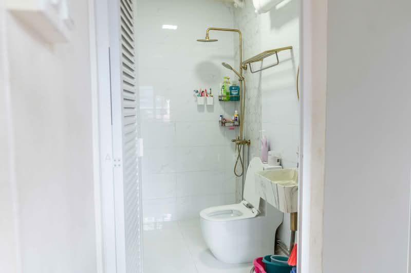 724 Tampines Street 71, 724 Tampines Street 71, 3 Bedrooms, 1,345 sqft, HDB Flat For Sale, by Amy Syireen, 500147093 - Bathroom - PropertyGuru.com.sg