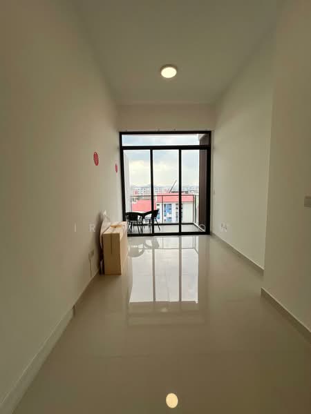 Midtown Residences, 1189 Upper Serangoon Road, 2 Bedrooms, 646 sqft, Condominium For Sale, by Irene Low, 500147099 - Master bedroom with balcony - PropertyGuru.com.sg