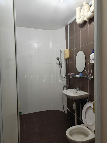 137 Lorong Ah Soo, 137 Lorong Ah Soo, 3 Bedrooms, 1,119 sqft, HDB Flat For Sale, by Jason Hew (丘汶弗), 500147162 - Bathroom - PropertyGuru.com.sg