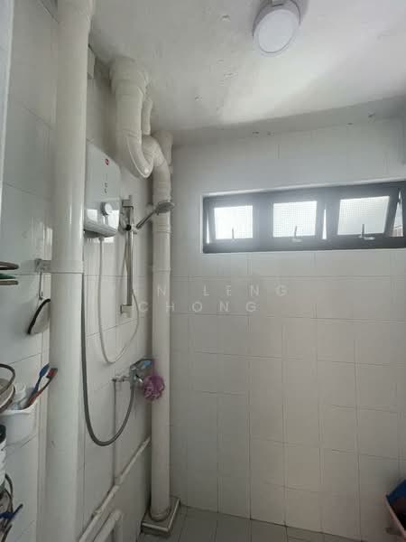 44 Telok Blangah Drive, 44 Telok Blangah Drive, 2 Bedrooms, 700 sqft, HDB Flat For Rent, by Yen Leng Chong, 500147174 - Bathroom - PropertyGuru.com.sg