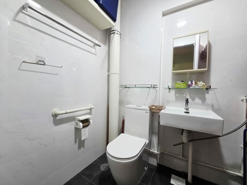 548 Hougang Street 51, 548 Hougang Street 51, 3 Bedrooms, 1,108 sqft, HDB Flat For Sale, by Keith Tang, 500147213 - Bathroom - PropertyGuru.com.sg