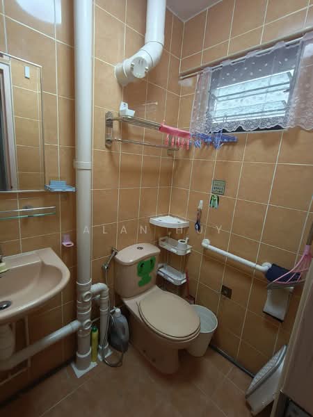 428 Clementi Avenue 3, 428 Clementi Avenue 3, Room Rental, 300 sqft, HDB Flat For Rent, by Alan Huy, 500147227 - Bathroom - PropertyGuru.com.sg