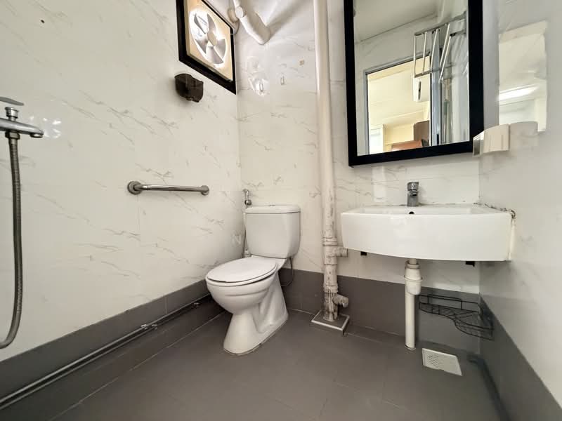 226 Serangoon Avenue 4, 226 Serangoon Avenue 4, 3 Bedrooms, 979 sqft, HDB Flat For Sale, by Zen Liew, 500147231 - Bathroom - PropertyGuru.com.sg