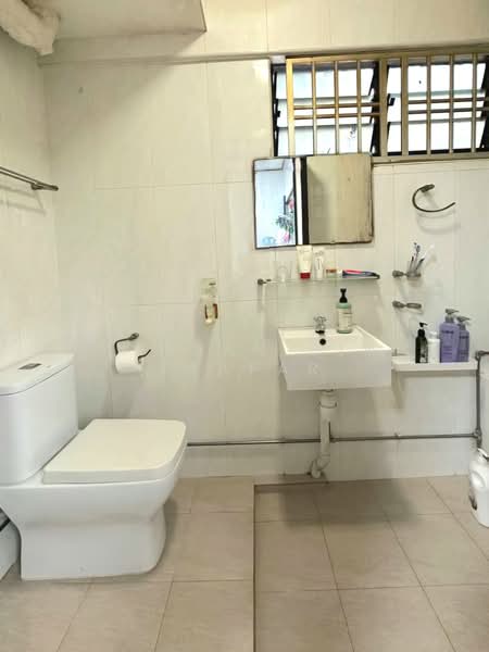 447 Jurong West Street 42, 447 Jurong West Street 42, 3 Bedrooms, 1,108 sqft, HDB Flat For Rent, by Hassan Bin Jaafar, 500147248 - Bathroom - PropertyGuru.com.sg
