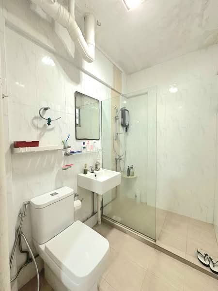 447 Jurong West Street 42, 447 Jurong West Street 42, 3 Bedrooms, 1,108 sqft, HDB Flat For Rent, by Hassan Bin Jaafar, 500147248 - Bathroom - PropertyGuru.com.sg