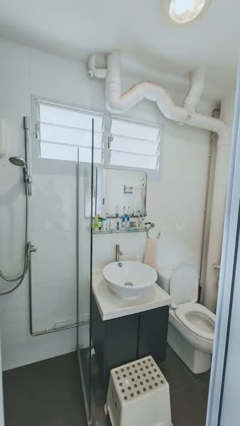 527 Hougang Avenue 6, 527 Hougang Avenue 6, 3 Bedrooms, 1,302 sqft, HDB Flat For Sale, by Patsy Lim, 500147252 - Bathroom - PropertyGuru.com.sg