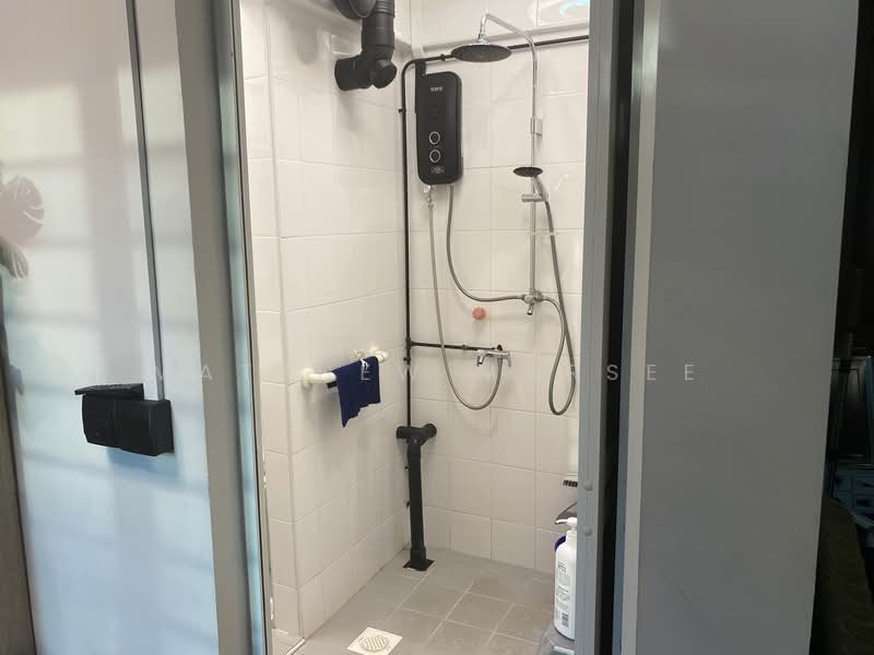 413 Pandan Gardens, 413 Pandan Gardens, 3 Bedrooms, 120 sqft, HDB Flat For Rent, by Matthew Marsee, 500147444 - Bathroom - PropertyGuru.com.sg