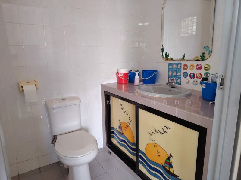 62 Lorong 4 Toa Payoh, 62 Lorong 4 Toa Payoh, 4 Bedrooms, 1,292 sqft, HDB Flat For Sale, by Rosalind Chong, 500147446 - Bathroom - PropertyGuru.com.sg