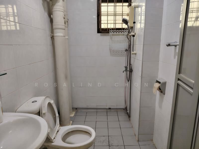 62 Lorong 4 Toa Payoh, 62 Lorong 4 Toa Payoh, 4 Bedrooms, 1,292 sqft, HDB Flat For Sale, by Rosalind Chong, 500147446 - Bathroom - PropertyGuru.com.sg