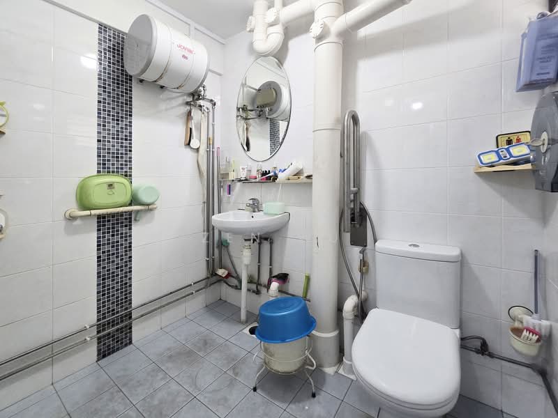 111 Jurong East Street 13, 111 Jurong East Street 13, 3 Bedrooms, 1,291 sqft, HDB Flat For Sale, by Zen Wu, 500147450 - Common Bathroom - PropertyGuru.com.sg