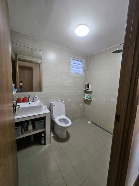 450C Bukit Batok West Avenue 6, 450C Bukit Batok West Avenue 6, 3 Bedrooms, 1,238 sqft, HDB Flat For Rent, by Lim Lek Boon Gary, 500147470 - Bathroom - PropertyGuru.com.sg