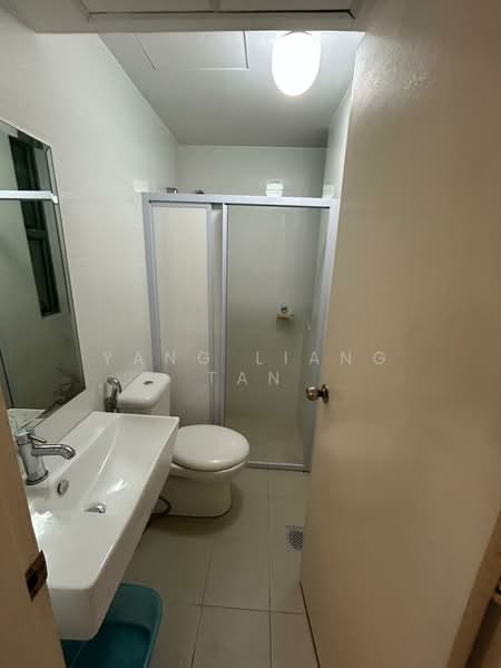 West Bay Condo, 50 West Coast Crescent, 2 Bedrooms, 872 sqft, Condominium For Rent, by Yang Liang Tan, 500147566 - Bathroom - PropertyGuru.com.sg
