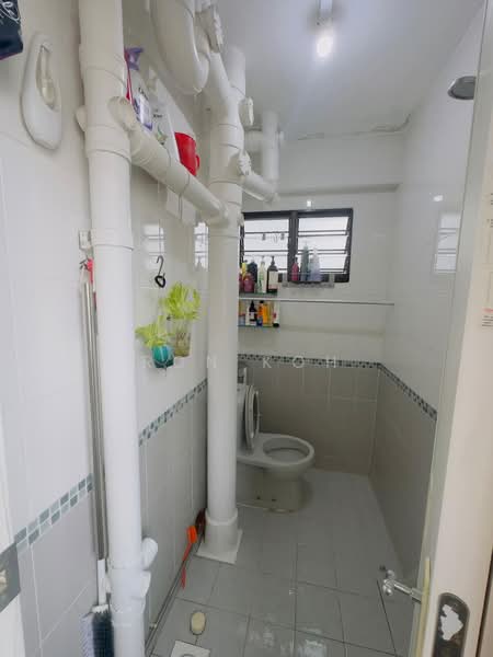726 Yishun Street 71, 726 Yishun Street 71, 3 Bedrooms, 904 sqft, HDB Flat For Sale, by Ron Koh, 500147603 - Bathroom - PropertyGuru.com.sg