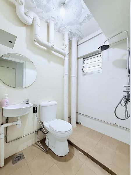 665 Woodlands Ring Road, 665 Woodlands Ring Road, 3 Bedrooms, 926 sqft, HDB Flat For Sale, by Lydia Izzati, 500147604 - Bathroom - PropertyGuru.com.sg