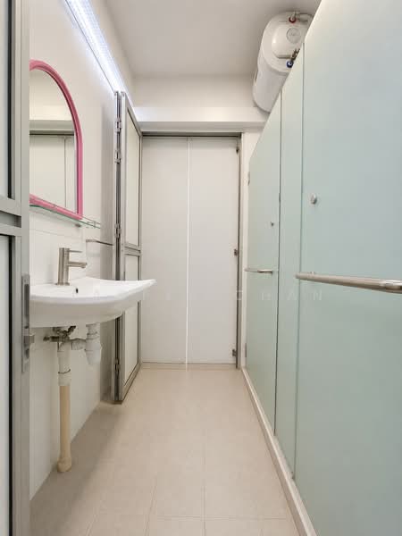 523B Tampines Central 7, 523B Tampines Central 7, 1 Bedroom, 506 sqft, HDB Flat For Sale, by Jasper Chan, 500147605 - Bathroom - PropertyGuru.com.sg