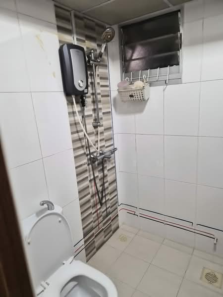 409C Northshore Drive, 409C Northshore Drive, 3 Bedrooms, 1,012 sqft, HDB Flat For Sale, by Robin Sim, 500147612 - Bathroom - PropertyGuru.com.sg