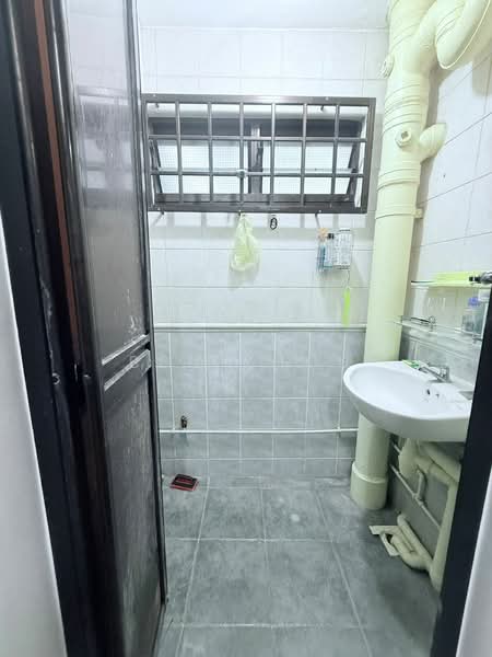 12 Holland Avenue, 12 Holland Avenue, 2 Bedrooms, 700 sqft, HDB Flat For Sale, by Ben Zhou, 500147618 - Bathroom - PropertyGuru.com.sg