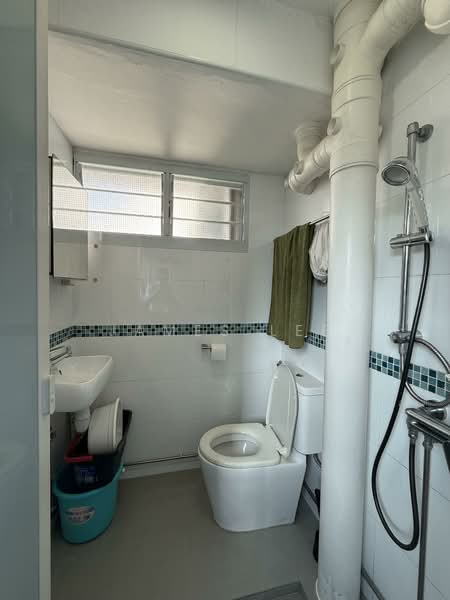 411 Commonwealth Avenue West, 411 Commonwealth Avenue West, 3 Bedrooms, 1,044 sqft, HDB Flat For Sale, by James Lee, 500147646 - Bathroom - PropertyGuru.com.sg