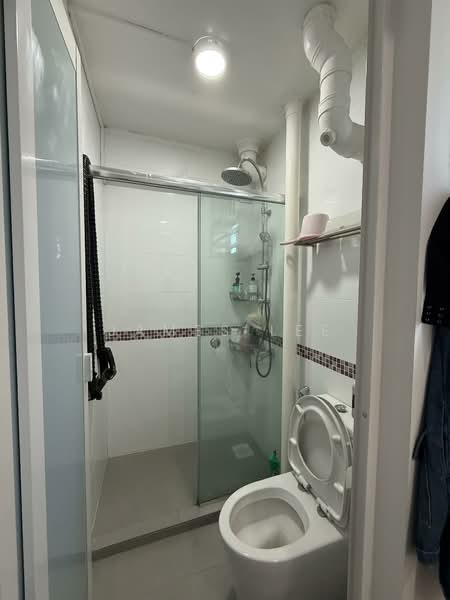 411 Commonwealth Avenue West, 411 Commonwealth Avenue West, 3 Bedrooms, 1,044 sqft, HDB Flat For Sale, by James Lee, 500147646 - Bathroom - PropertyGuru.com.sg