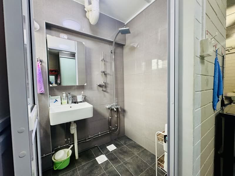 221 Simei Street 4, 221 Simei Street 4, 4 Bedrooms, 1,313 sqft, HDB Flat For Sale, by Vanessa Lim, 500147666 - Bathroom - PropertyGuru.com.sg