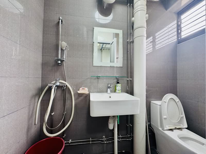 221 Simei Street 4, 221 Simei Street 4, 4 Bedrooms, 1,313 sqft, HDB Flat For Sale, by Vanessa Lim, 500147666 - Bathroom - PropertyGuru.com.sg