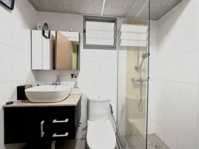 682B Edgedale Plains, 682B Edgedale Plains, 3 Bedrooms, 1,001 sqft, HDB Flat For Sale, by Dawn Tan, 500147675 - Bathroom - PropertyGuru.com.sg