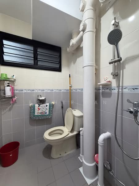 706 Clementi West Street 2, 706 Clementi West Street 2, 2 Bedrooms, 732 sqft, HDB Flat For Rent, by Esther Tan, 500147682 - Bathroom - PropertyGuru.com.sg